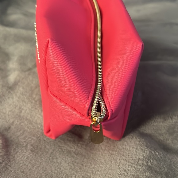 A cute little and spacious pink makeup bag - Picture 3 of 4